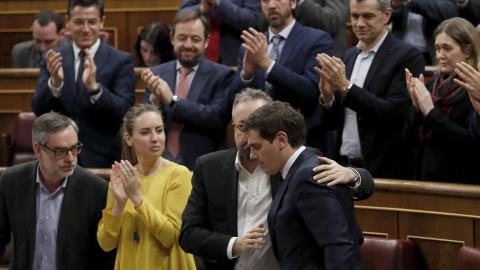 Los escaños de Ciudadanos, aplauden al líder de su partido, Albert Rivera, tras su intervención en el pleno del Congreso sobre las pensiones. EFE/ Ballesteros