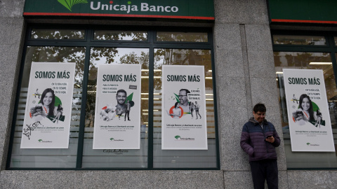 Una oficina de Unicaja Banco en Madrid. E.P./Fernando Sánchez