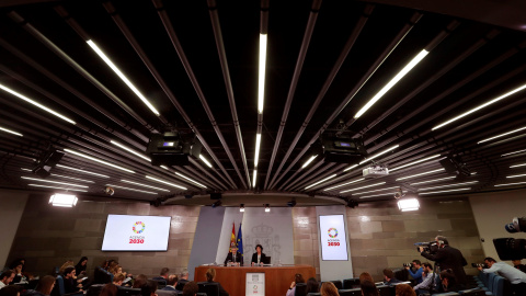 La portavoz del Gobierno, Isabel Celaá y el ministro del Interior, Fernando Grande- Marlaska, durante la rueda de prensa posterior a la reunión del Consejo de Ministros que ha tenido lugar en La Moncloa. EFE/ Angel Diaz