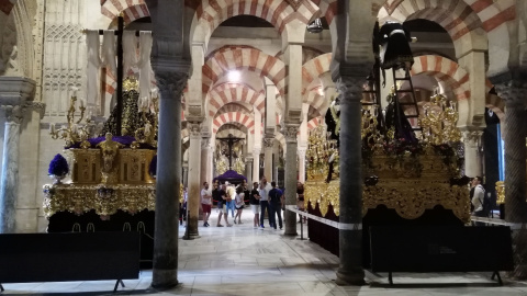 Pasos de Semana Santa expuestos en el interior de la Mezquita de Córdoba.