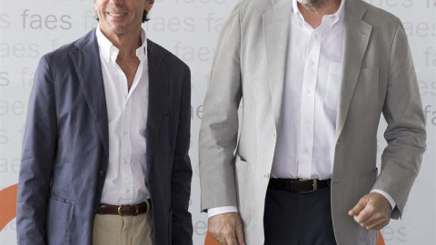 José María Aznar, presidente de honor del PP y presidente de FAES, junto con Mariano Rajoy, presidente del Gobierno./ EUROPA PRESS