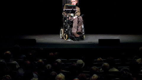 El físico Stephen Hawking en una charla sobre el origen del Universo, en la Universidad de Berkeley (California, EEUU), en marzo de 2007. REUTERS/Kimberly White