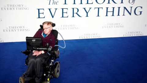 El físico Stephen Hawking a su llegda al preestreno en Londres de la película sobre su vida 'La Teoría del Todo', en diciembre de 2014. REUTERS/Andrew Winning