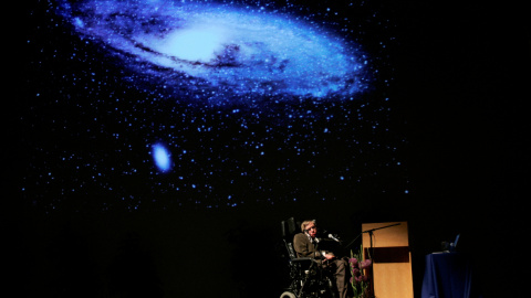 El físico británioco Stephen Hawking, en una lectura de su obra 'El origen del Universo', en Bruselas, en mayo de 2007. REUTERS/Francois Lenoir