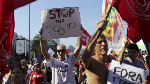 Personas manifestándose contra el presidente interino Michel Temer en Copacabana antes de la ceremonia de inauguración de los Juegos Olímpicos. REUTERS/Carlos Barria