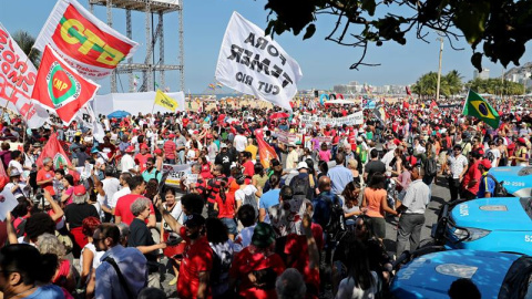 Cientos de personas protestan contra los Juegos Olímpicos Río 2016 y contra el Gobierno de Michel Temer durante el día de la inauguración del evento deportivo en Río de Janeiro, Brasil. EFE/LEONARDO MUÑOZ