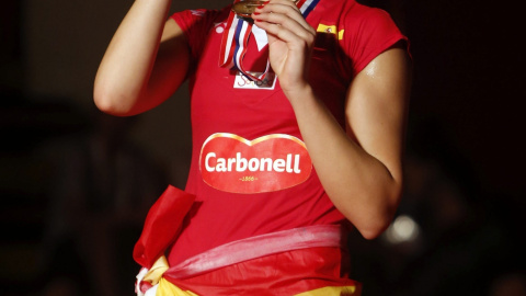 La española Carolina Marín celebra su victoria en la final del Campeonato del Mundo de Bádminton en Yakarta.- EFE