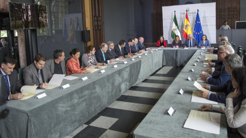 Momento de la firma del convenio entre la presidenta de la Junta y los directores de los medios de comunicación de Andalucía que elimina los anuncios de contacto.