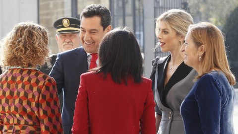 El presidente electo de la Junta de Andalucía, Juanma Moreno (c), junto a su esposa, a su llegada al Parlamento andaluz para tomar posesión de su nuevo cargo, donde ha sido recibido por la ministra de Política Territorial, Meritxel Batet (i