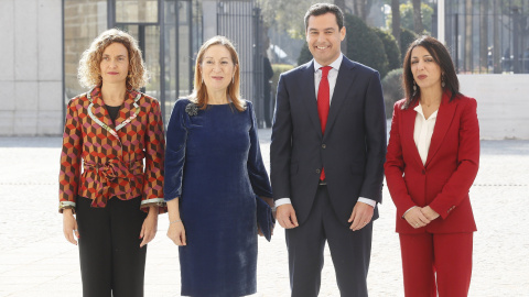 El presidente electo de la Junta de Andalucía, Juanma Moreno (2d), junto a la ministra de Política Territorial, Meritxel Batet (i), la presidenta del Congreso, Ana Pastor (2i) y la presidenta de la Cámara autonómica, Marta Bosquet (Cs, a su