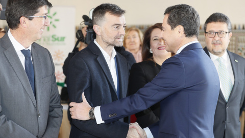 El presidente electo de la Junta de Andalucía, Juanma Moreno, saluda al líder de IU, Antonio Maíllo, en presencia del líder de Ciudadanos, Juan Marín (i), y del portavoz de Vox, Francisco Guerero, a su llegada al Parlamento en Sevilla para 