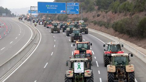 La columna de tractors avançant per l'AP-7 des de Medinyà fins a Barcelona