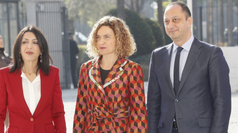 La ministra de Política Territorial, Meritxel Batet (c), junto a la presidenta de la Cámara autonómica, Marta Bosquet (Cs), y el delegado del Gobierno andaluz, Alfonso Rodríguez Gómez de Celis, a su llegada al Parlamento andaluz en Sevilla 