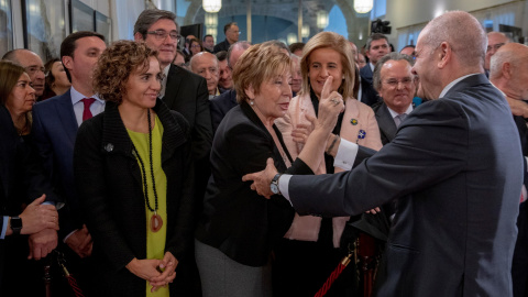 El expresidente socialista Manuel Chaves, saluda a la diputada del PP Celia Villalobos, en presencia de las exministras Fátima Báñez y Dolors Montserrat, durante el acto de toma de posesión como nuevo presidente de la Junta de Andalucía de 