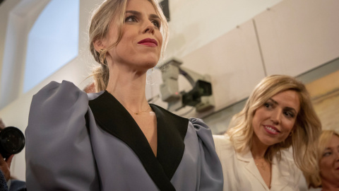 Manuela Villena, esposa del nuevo presidente de la Junta de Andalucía, Juanma Moreno, junto a Isabel Torres, esposa del presidente del PP, Pablo Casado, durante el acto de toma de posesión en el Parlamento andaluz en Sevilla.. EFE/Julio Muñ