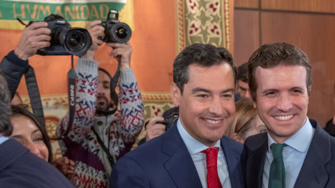 El nuevo presidente de la Junta de Andalucía, Juanma Moreno, es felicitado por el presidente del PP, Pablo Casado, tras el acto de toma de posesión de su cargo en el Parlamento andaluz. EFE/Julio Muñoz