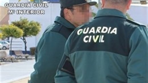 Foto de archivo de dos agentes de la Guardia Civil. / EP