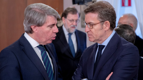 El presidente de la Comunidad de Madrid, Ángel Garrido, y el presidente de la Xunta de Galicia, Alberto Núñez Feijóo, conversan durante el acto de toma de posesión como presidente de la Junta de Andalucía, del líder del PP-A, Juanma Moreno,