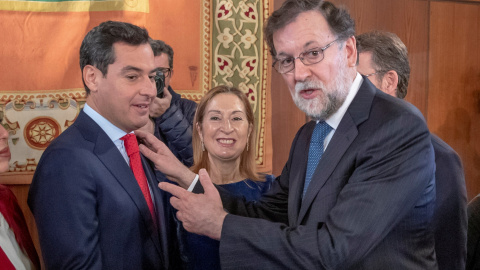 El nuevo presidente de la Junta de Andalucía, Juanma Moreno, es felicitado por el expresidente del Gobierno Mariano Rajoy, en presencia de la presidenta del Congreso, Ana Pastor, tras el acto de toma de posesión de su cargo en el Parlamento