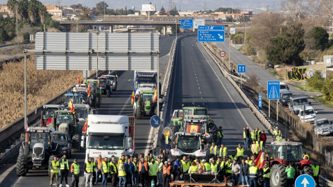 Varias decenas de agricultores mantienen cortada con sus tractores la autovía MU-30 de Murcia este miércoles y desde ayer como protesta por la difícil situación que atraviesa el campo.