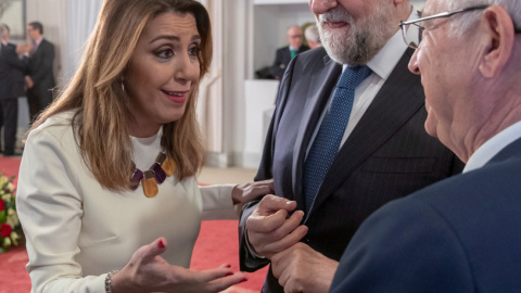 La expresidenta andaluza Susana Díaz, y el expresidente del Gobierno Mariano Rajoy conversan durante el acto de toma de posesión del líder del PP-A, Juanma Moreno, como nuevo de presidente de la Junta de Andalucía, en la Cámara autonómica e