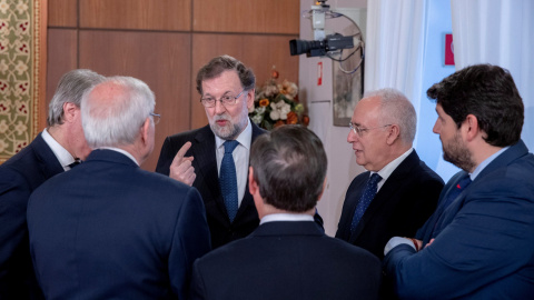 El expresidente del Gobierno Mariano Rajoy conversa con varios dirigentes autonómicos populares durante el acto de toma de posesión como nuevo presidente de la Junta de Andalucía de Juanma Moreno, en el Parlamento andaluz en Sevilla.. EFE/J