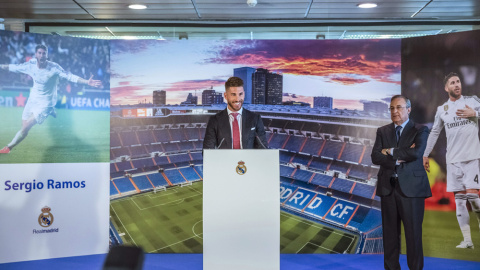 Sergio Ramos, capitán del Real Madrid, acompañado de Florentino Pérez, presidente del club, durante el acto de renovación de su contrato hasta 2020 celebrado en el estadio Santiago Bernabéu. EFE/Emilio Naranjo