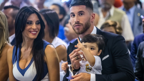 Sergio Ramos, capitán del Real Madrid, acompañado de Pilar Rubio y el hijo de ambos, durante el acto de renovación de su contrato hasta 2020 celebrado en el estadio Santiago Bernabéu. EFE/Emilio Naranjo