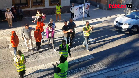 Seira, un municipio de la "España vaciada", imita a los "chalecos amarillos" protestando en la calle para no ser confinados nuevamente