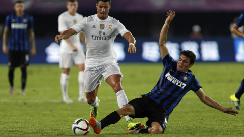 El todavía jugador del Inter de Milan, Mateo Kovacic, trata de quitar un balón a Cristiano Ronaldo, en el partido de pretemporada que jugaron en la ciudad china de Guangzhou. REUTERS/Tyrone Siu