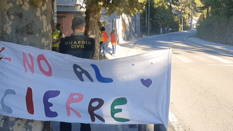 La plataforma vecinal ha buscado inspiración en los chalecos amarillos y en lugar de cortar el tráfico, cruzan el paso cebra.