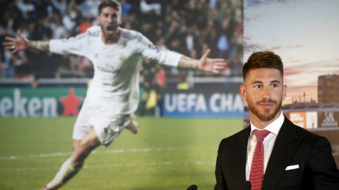 El defensa del Real Madrid, Sergio Ramos, durante el acto oficial de su renovación por el club merengue, en el palco de honor del estadio Santiago Bernabéu. REUTERS/Juan Medina