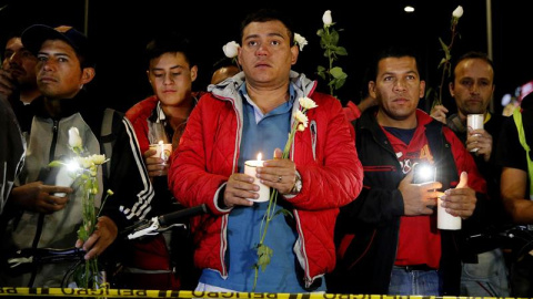 Ciudadanos participan en una vigilia frente a la Escuela de Cadetes de Policía General Francisco de Paula Santander, en Bogotá (Colombia) en recuerdo a las víctimas del atentado. /EFE