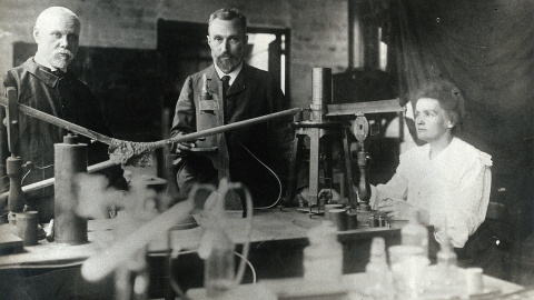 Marie y Pierre Curie con una tercera persona en su laboratorio de París, en 1900. Colección Welcome (CC BY)