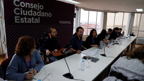 El líder de Podemos, Pablo Iglesias,3i., y el secretario de Organización de Podemos, Pablo Echenique,2i, durante la reunión del Consejo Ciudadano Estatal, que celebra un encuentro "monográfico" para perfilar su estrategia de cara a las elec