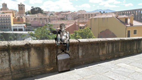 Fotografía facilitada por el Ayuntamiento de Segovia de la estatua del diablillo. EFE