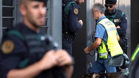 23/09/2019.- Registro que los agentes de la Guardia Civil han llevado a cabo este lunes en la vivienda sita en la calle Antoni Cusido de Sabadell (Barcelona), perteneciente a una de las nueve personas detenidas este lunes en Cataluña, vincu