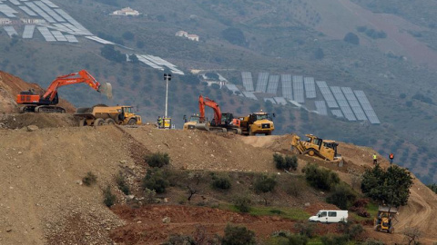 Las retroescavadoras haciendo el rebaje de terreno necesario para iniciar la perforación de los túneles de acceso al pozo donde cayó Julen el pasado domingo. /EFE