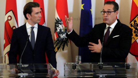 El canciller de Austria, el conservador Sebastian Kurz, y el vicecanciller, el ultra Heinz-Christian Strache. REUTERS/Archivo