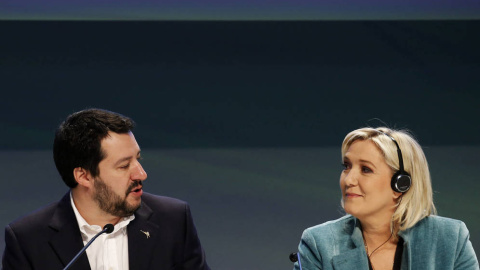 Marine Le Pen conversa con Matteo Salvini durante una conferencia celebrada en en Milán. REUTERS/Archivo