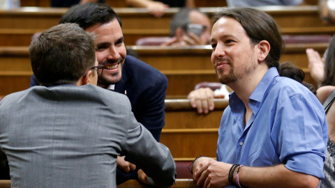 El líder de Podemos, Pablo Iglesias, conversa con el coordinador general de IU, Alberto Garzón, y elnúmero dos de la formación morada, Inigo Errejon, en el Congreso, durante la fallida investidura de Mariano Rajoy. REUTERS/Andrea Comas