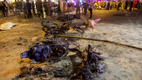 Los restos de motos que las fuerzas de seguridad y los trabajadores de emergencia han apagado tras la explosión en Bangkok. REUTERS