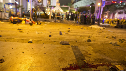 Un charco de sangre cerca de los zapatos de una de las víctimas, escenario donde las fuerzas de seguridad y los trabajadores de emergencia se han reunido tras una explosión en el centro de Bangkok. REUTERS