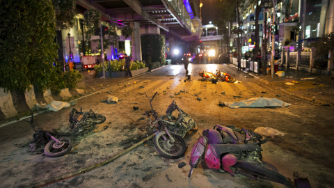 Restos de motocicletas en el lugar donde se ha producido la explosión en el centro de Bangkok. REUTERS