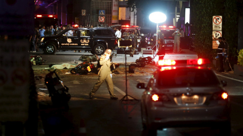 Las fuerzas de seguridad inspeccionan el lugar de una explosión en el centro de Bangkok. REUTERS