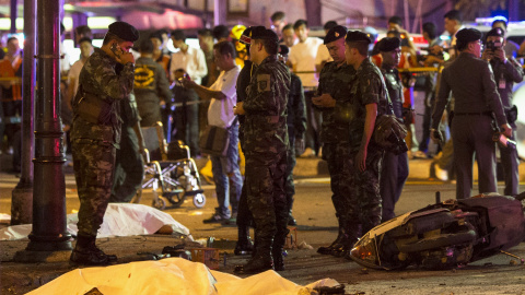 Los cuerpos de algunas de las víctimas, cubiertas con una lona blanca tras la explosión qe ha tenido lugar en el centro de Bangkok. REUTERS