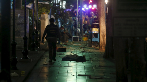 Las fuerzas de seguridad inspeccionan el centro de la capital de Tailandia ante la posibilidad de encontrar otros objetos explosivos. REUTERS