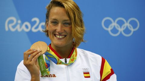 Mireia Belmonte posa con la medalla de bronce conseguida en los 400 estilos. REUTERS/David Gray