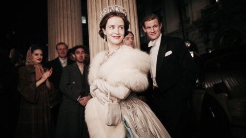 La actriz Claire Foy interpreta a la reina de Inglaterra en 'The Crown', producida por Netflix.