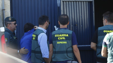 Registro de la Guardia Civil en la nave de Magrudis junto a sus propietarios. /EUROPA PRESS